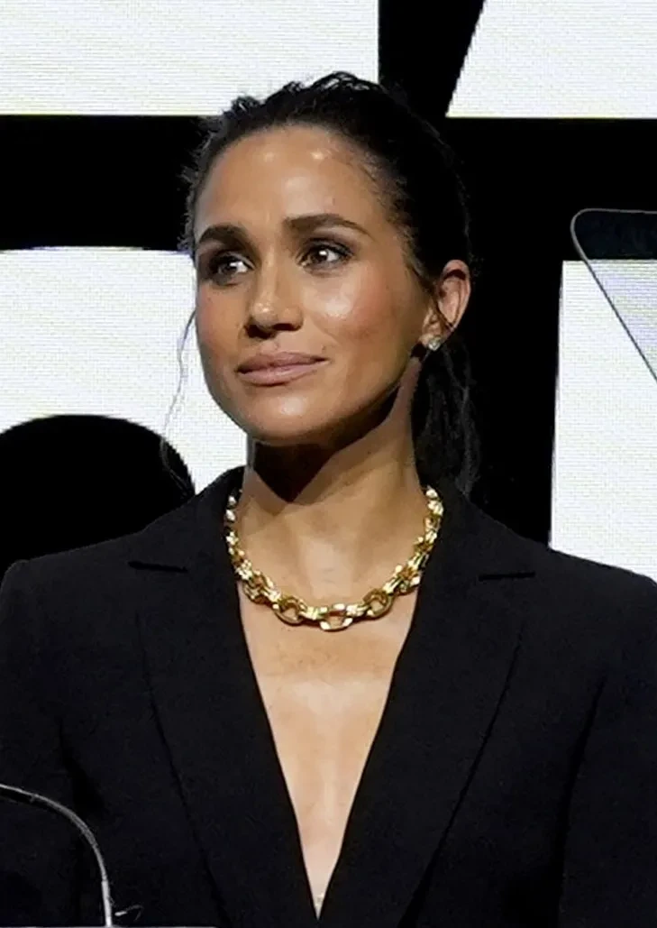 Жакет на голое тело и золотой "обвес": Меган Маркл и принц Гарри вышли в свет в Нью-Йорке