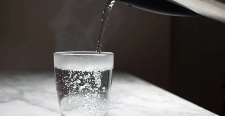 Секрет долголетия: почему пора начать пить горячую воду как китайцы — ответ специалиста