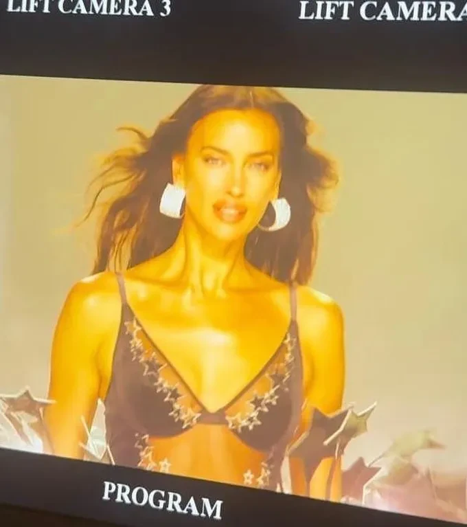 Снимок топлес и узнаваемый халат: Ирина Шейк намекнула, что примет участие в новом шоу Victoria's Secret