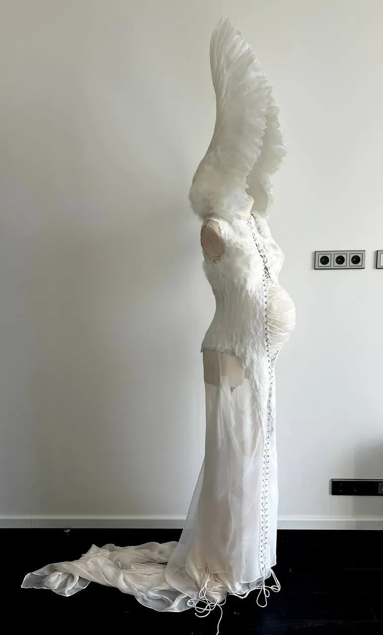 "Беременный референс". Карди Би снялась в платье российского дизайнера, повторив образ стилистки Виктории Салават