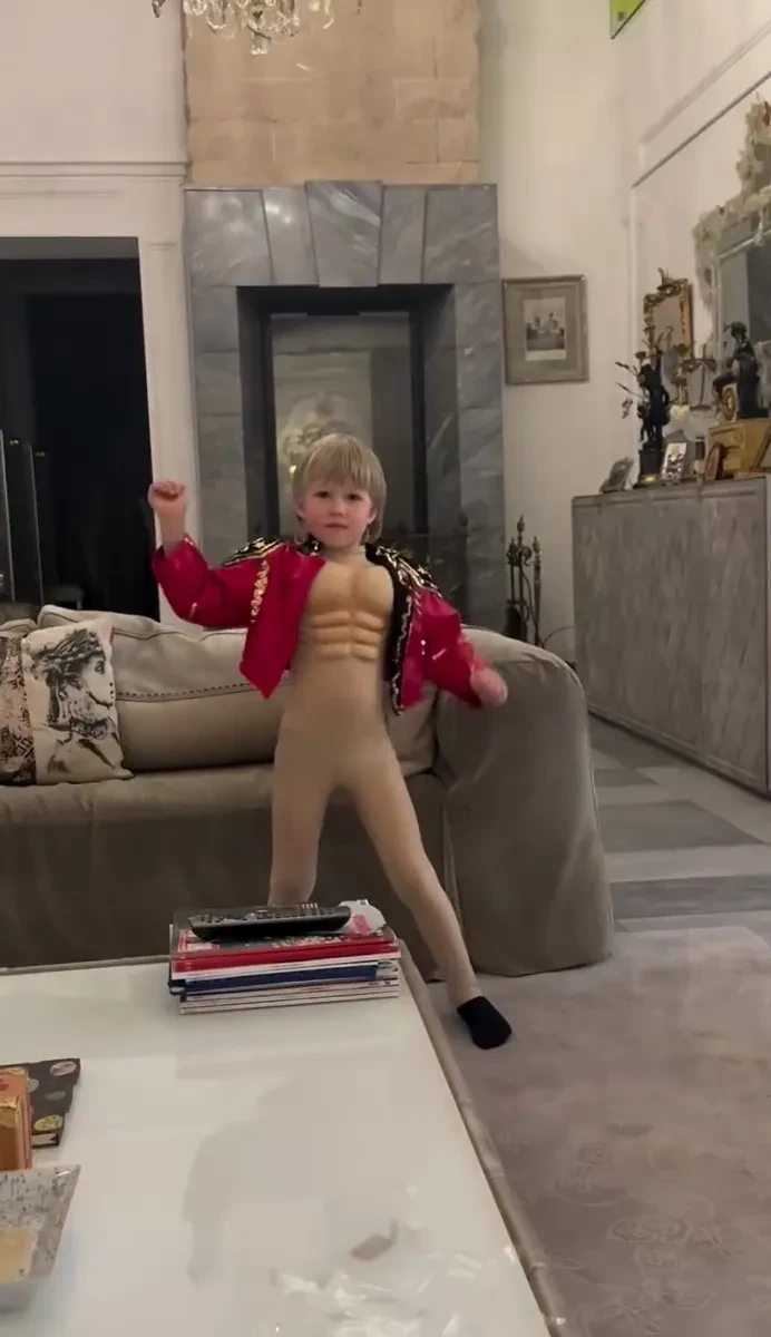 Младший сын Евгения Плющенко повторил его легендарный танец в костюме "качка"