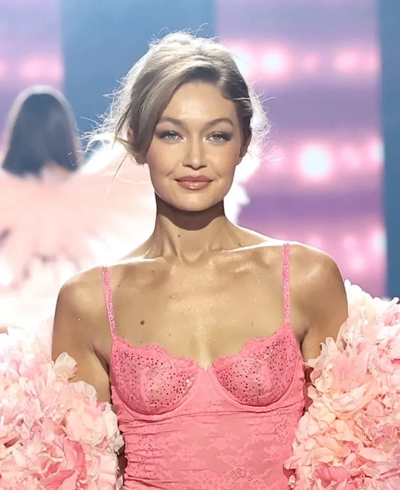 Адриана Лима, Ирина Шейк, Джиджи и Белла Хадид, Алессандра Амбросио, Эмили Ратаковски и "ангелы" на шоу Victoria's Secret