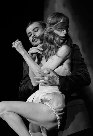 Екатерина Варнава снялась в корсете и микрошортах