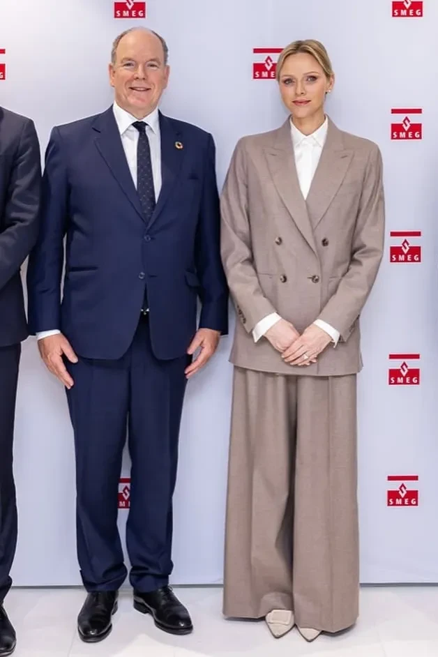 Княгиня Шарлен (в "мужском" костюме) и князь Альбер вышли в свет в Монако