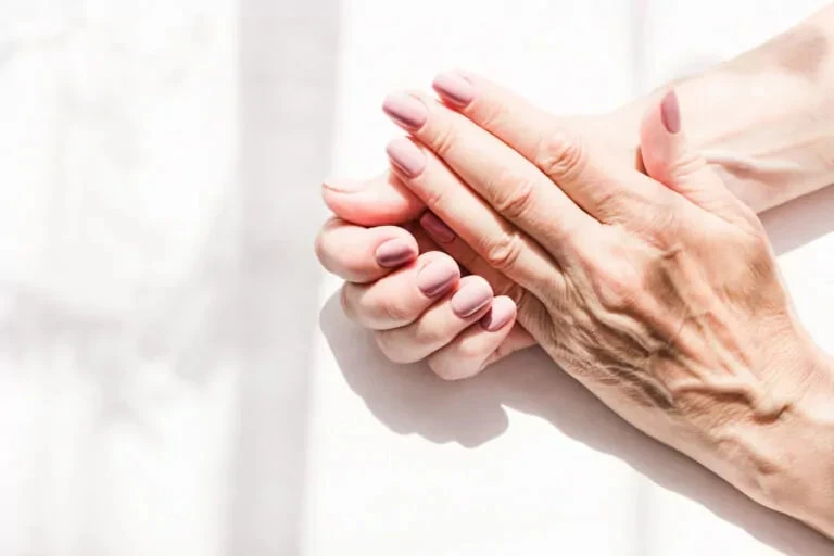 Три знаменитых мастера маникюра назвали привычки, которые незаметно старят ваши руки