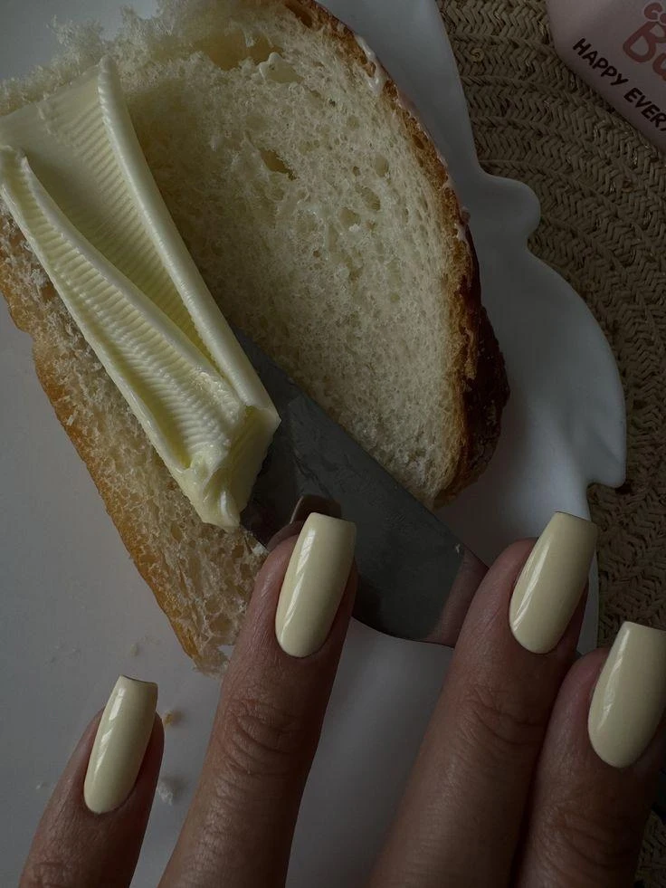 Голографический эффект, горошек или арктический блеск: 20 самых модных идей маникюра на зиму 2025–2026 года