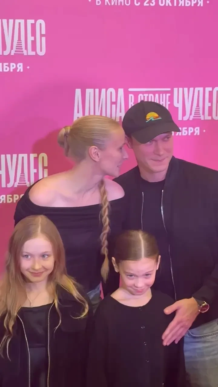 Юра Борисов вышел в свет с женой и дочерьми на фоне слухов о разводе