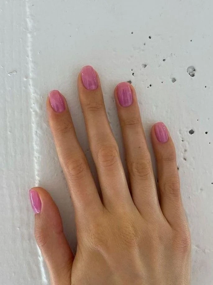 Вытянут линии: 5 холодных оттенков лака для ногтей, которые визуально удлиняют пальцы