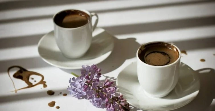 Прогулка и кофе: как создать романтическую атмосферу на первом свидании