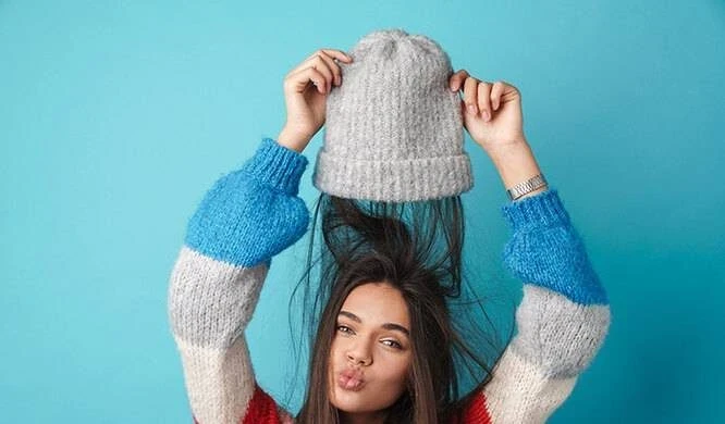 Как сохранить шикарный объем волос под шапкой: 7 проверенных решений