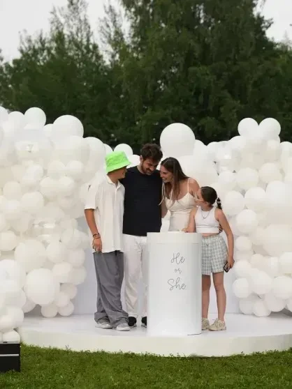 "Тимофей останется жить с мамой". Адвокат Павла Прилучного прокомментировала его иск к беременной Агате Муцениеце