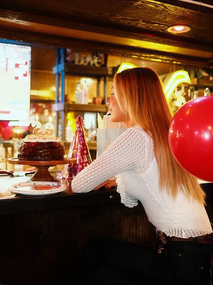 "Благодарна своей техасской семье". Белла Хадид отметила день рождения с бойфрендом-ковбоем в Техасе, но без своей семьи