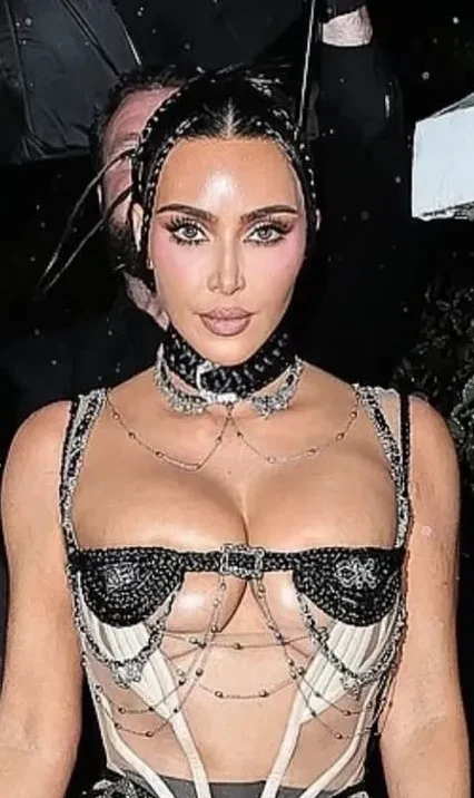 Ким Кардашьян сменила два "голых" платья на вечеринке в честь своего 45-летия