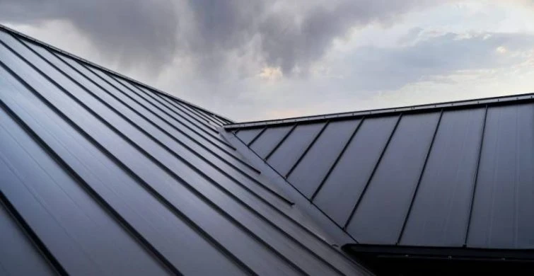 Почему профнастил остаётся одним из самых универсальных материалов для строительства