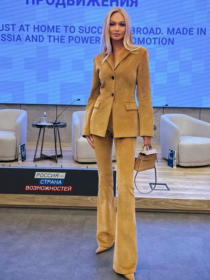 Виктория Лопырёва и представитель МИД Мария Захарова посетили форум "Сделано в России"