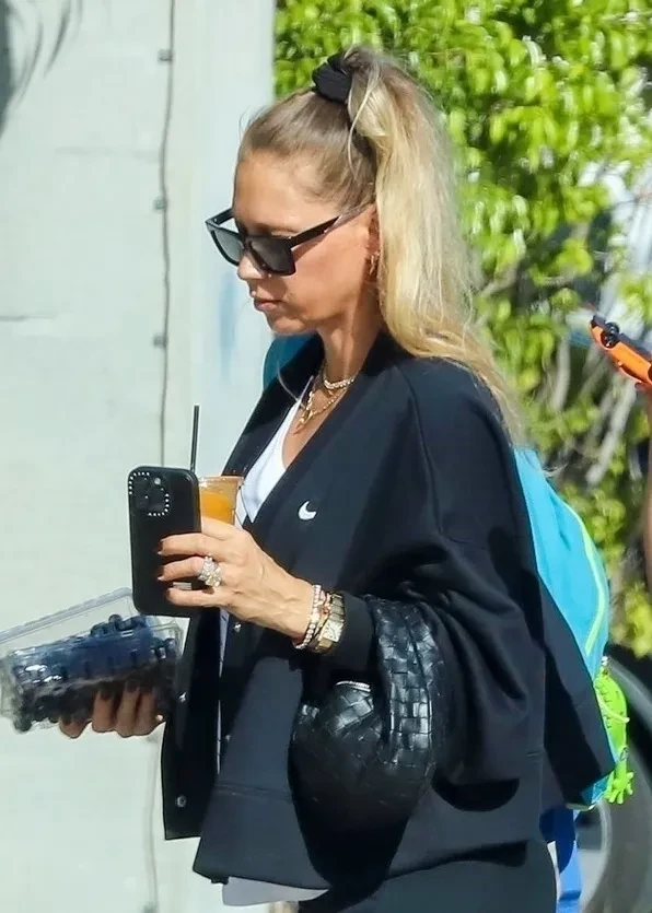 Велосипедки и толстовка: беременную четвёртым ребёнком Анну Курникову засняли на прогулке