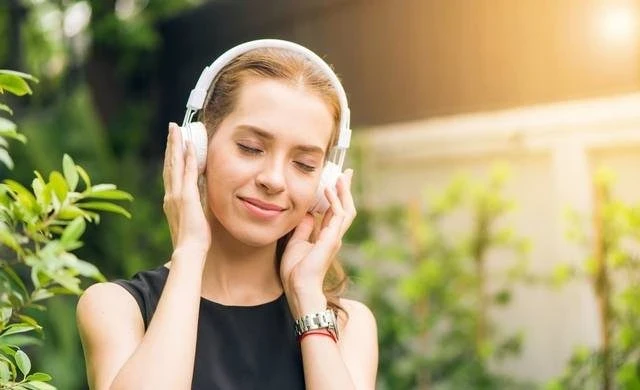 Репит и эмоции: Как одна песня становится звуковым «убежищем»