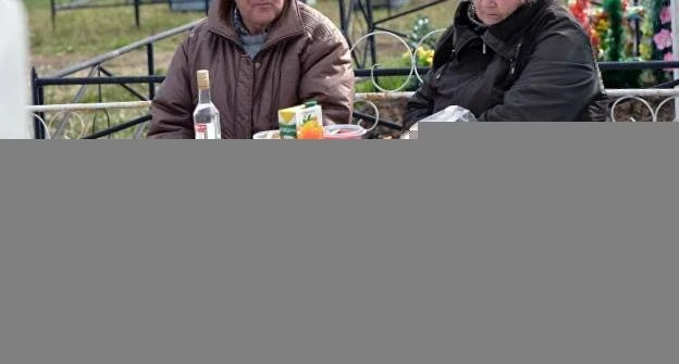 Алкогольные застолья у могил отдаляют верян от христианских традиций, — священник Смирнов