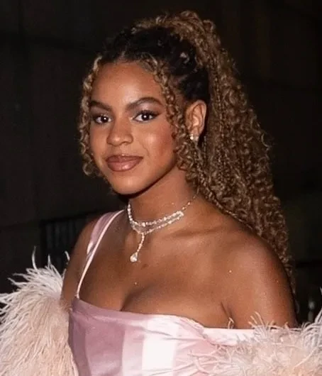 13-летняя дочь Бейонсе вышла в свет в платье с декольте и перьях