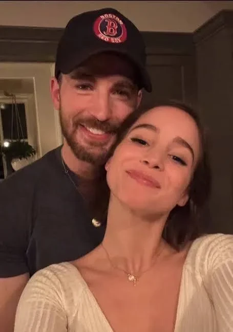 Крис Эванс и Альба Баптиста впервые стали родителями