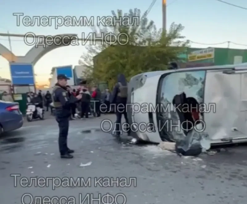На одесском рынке люди перевернули минибус сотрудников ТЦК и прогнали их «за забор»