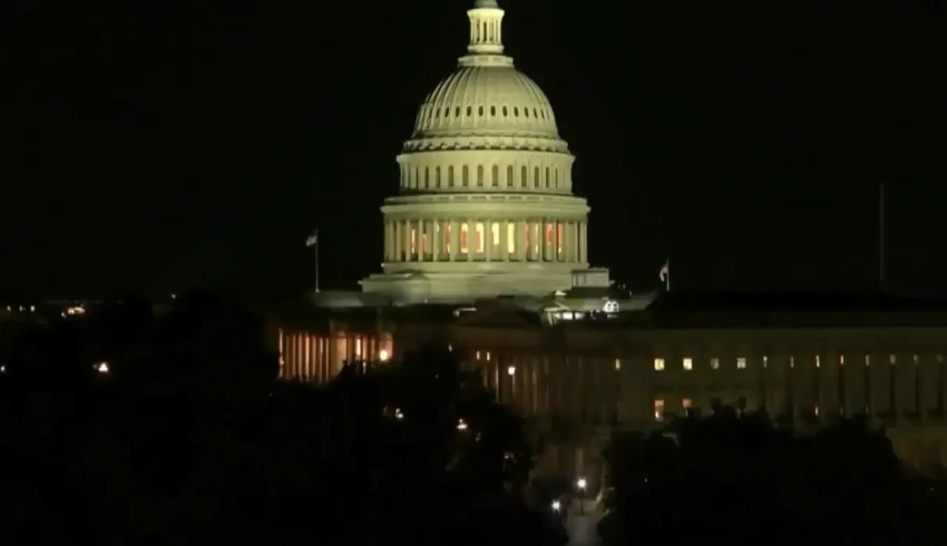 В США правительство приостановило свою работу - наступил шатдаун