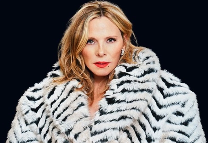 69-летняя звезда "Секса в большом городе" Ким Кэттролл снялась в красном мини в рекламе