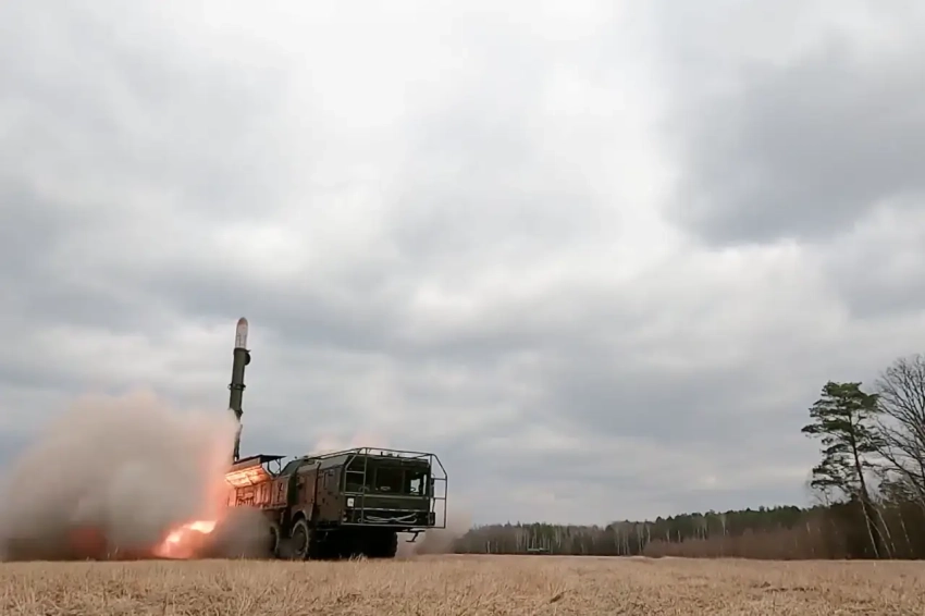 Ракетным ударом ОТРК «Искандер» уничтожены фуры с дальнобойными дронами ВСУ