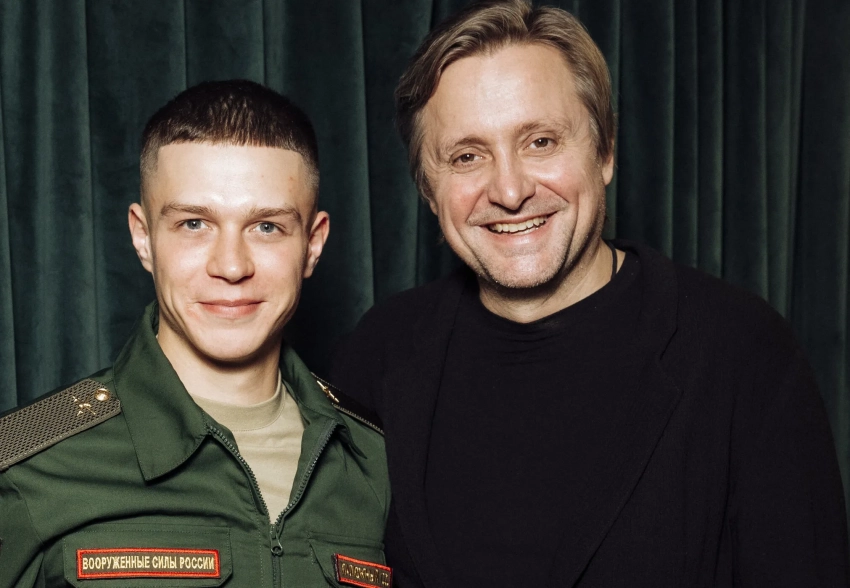 Артём Михалков с женой, Глеб Калюжный и Надежда Михалкова с детьми на премьере фильма "Первый на Олимпе"