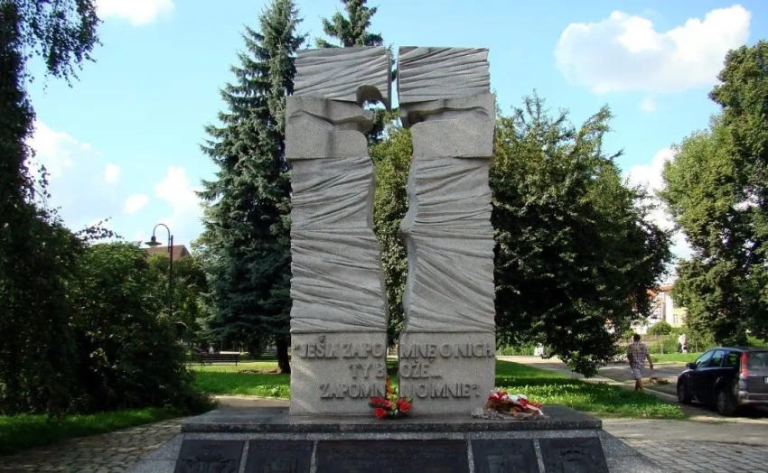 Украина призывает Варшаву отказаться от запрета бандеровской символики