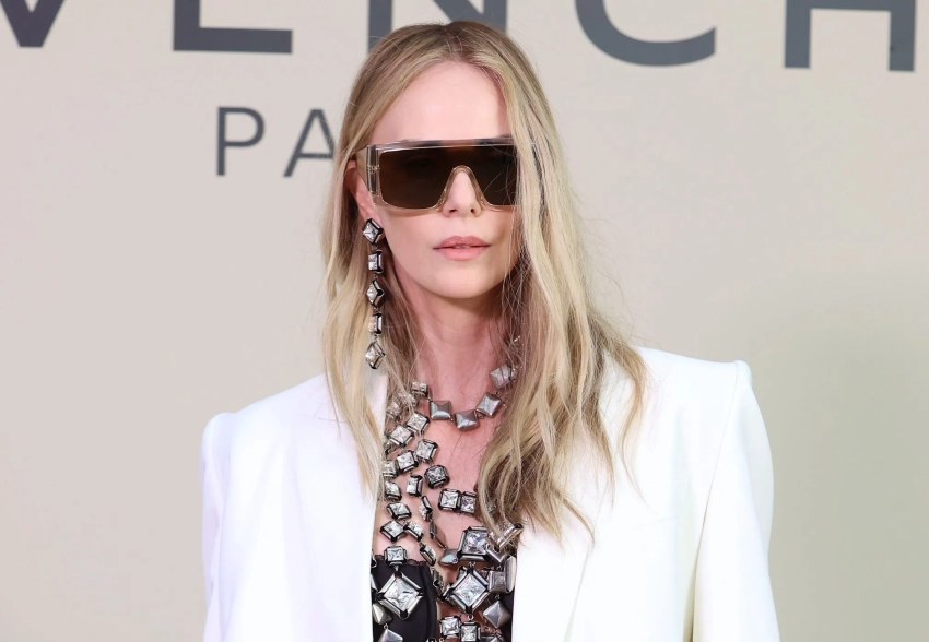 Шарлиз Терон в топе из драгоценных камней, Дженна Ортега в прозрачном платье и другие звёзды на показе Givenchy