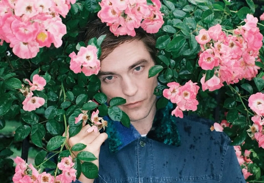 Роберт Паттинсон снялся для глянца и рассказал, как отцовство сделало его "нормисом"