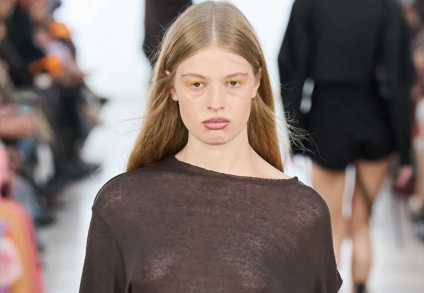 Трансгендерная* дочь Илона Маска вышла на подиум на Неделе моды в Париже