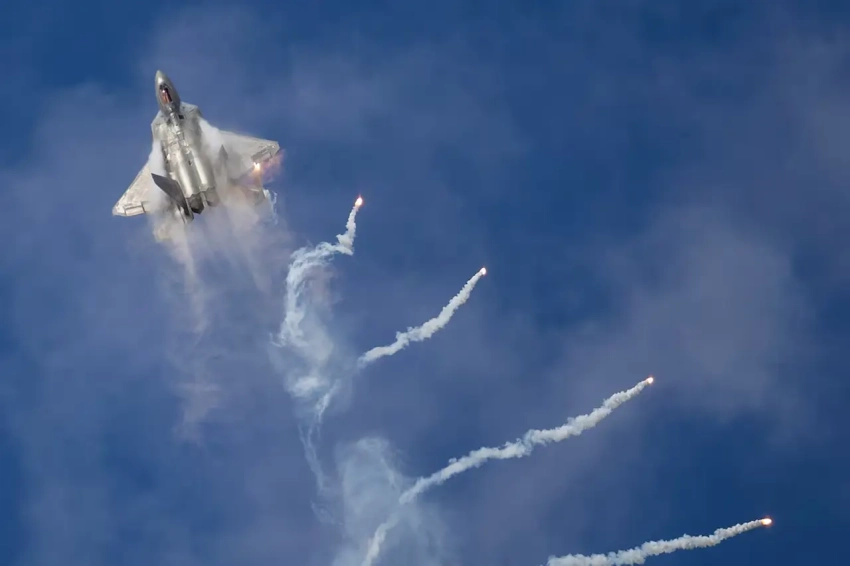 «Пробиркой в ООН трясти будут?» - Венесуэла обсуждает военные приготовления США