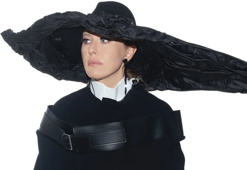 Наряд "ведьмы" и встреча с Игорем Синяком: как Ксения Собчак проводит время на Неделе моды в Париже