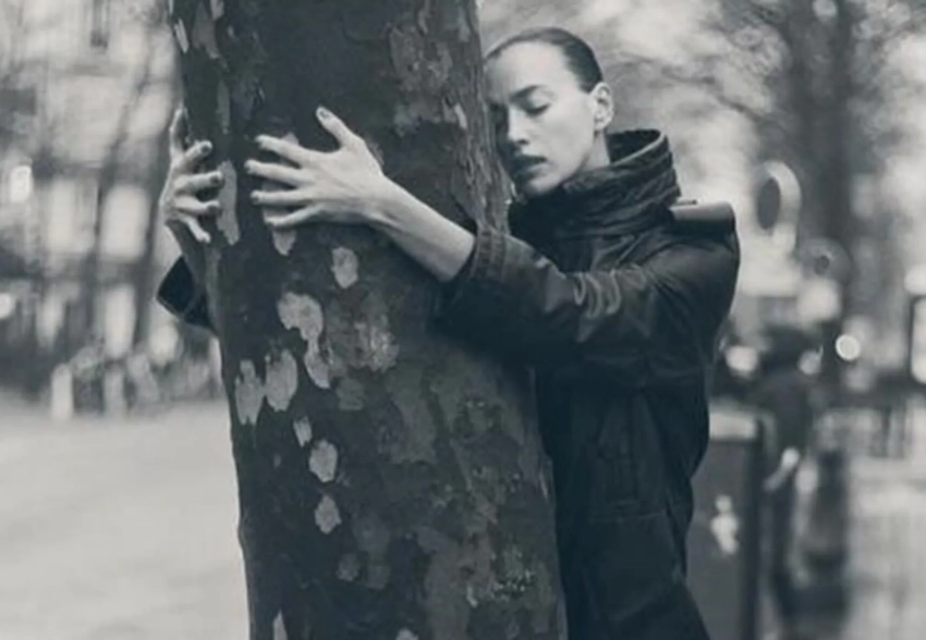 Плащ и объятия с деревьями: Ирина Шейк снялась в новой фотосессии для глянца