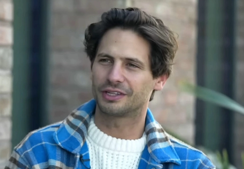 "Зачем мне думать: а не вернуться ли в МХТ имени Чехова?". Александр Молочников рассказал о жизни в США