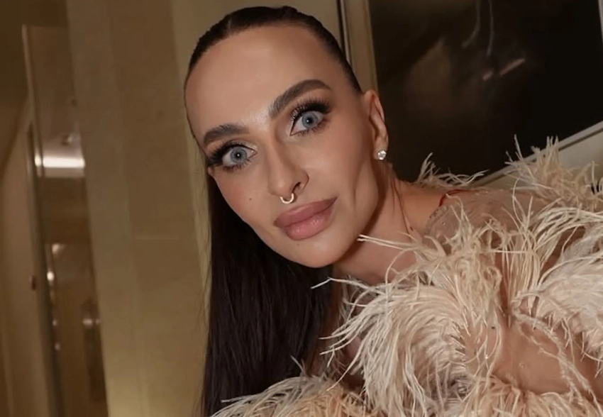 Пирсинг и перья: Екатерина Варнава показала новый образ