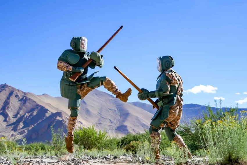 Ядерная держава Китай не гнушается во время учений отрабатывать штыковой бой