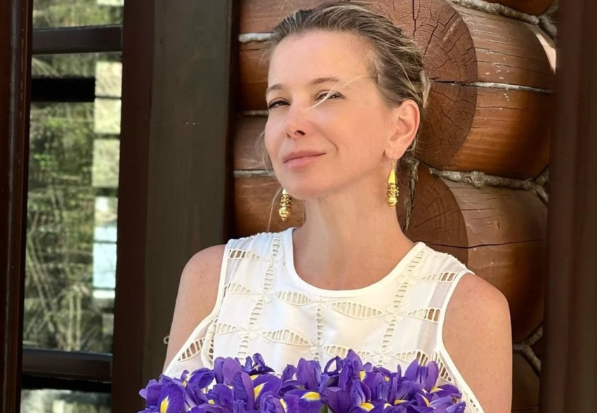 "До сих пор не понимаю, как он на меня запал". Юлия Высоцкая рассказала о браке с Андреем Кончаловским, их сыне, пластике и "горелых сырниках"