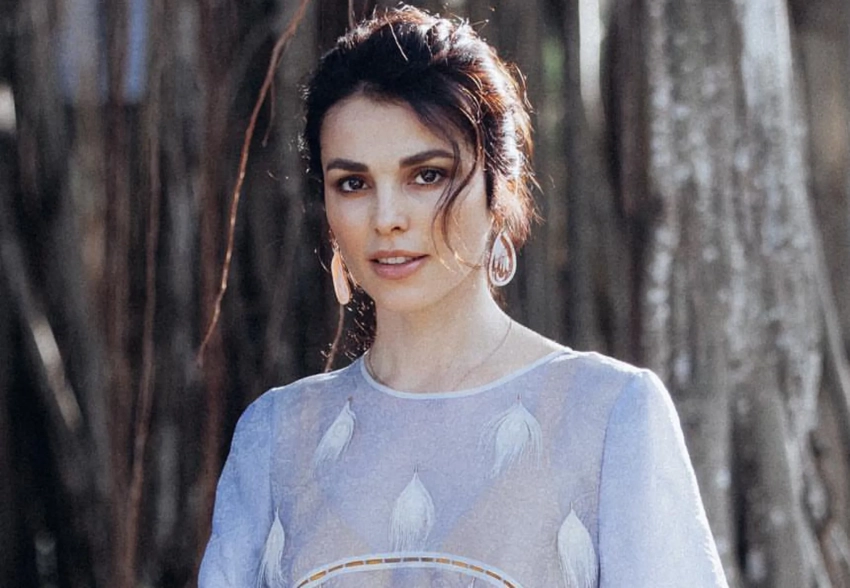 "Я травмирована втянутым животом". Сати Казанова высказалась о требованиях к женской фигуре