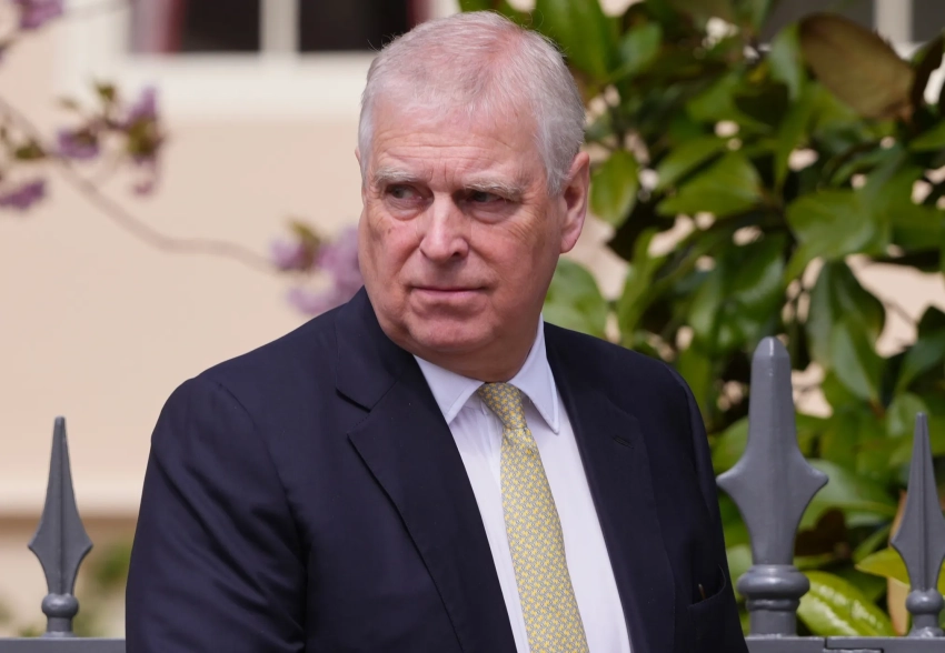 Принц Эндрю отказался от всех титулов из-за связей с миллиардером-педофилом Джеффри Эпштейном