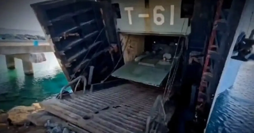 Показан севший на мель десантный корабль ВМС Венесуэлы