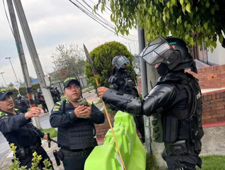 Посольство США в Колумбии обстреляли из луков, Трамп прерывает финансовую помощь