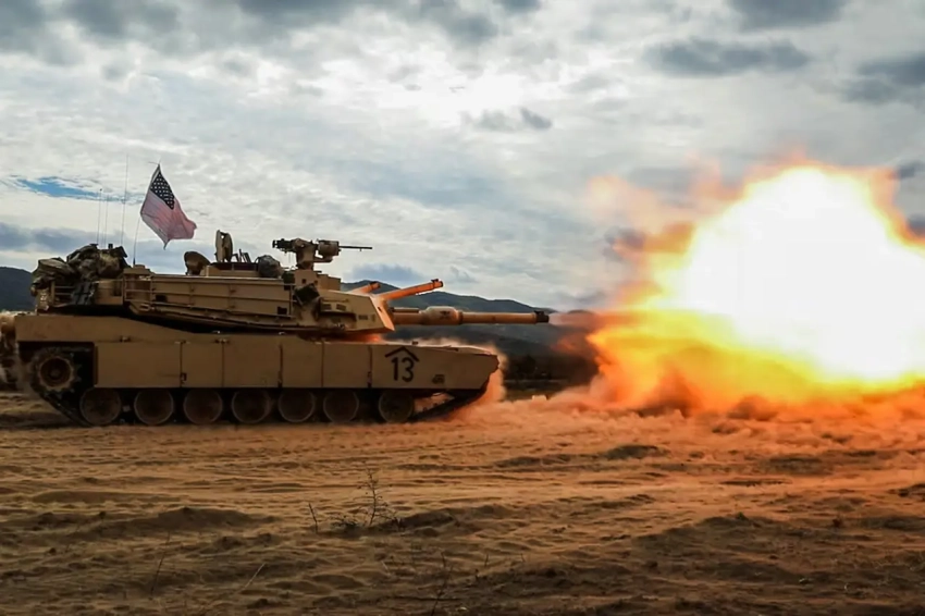 Осколки 155-мм снаряда повредили автомобиль кортежа Вэнса в США