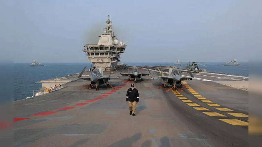 Премьер Индии занялся йогой на палубе авианосца «Викрант» на фоне МиГ-29К