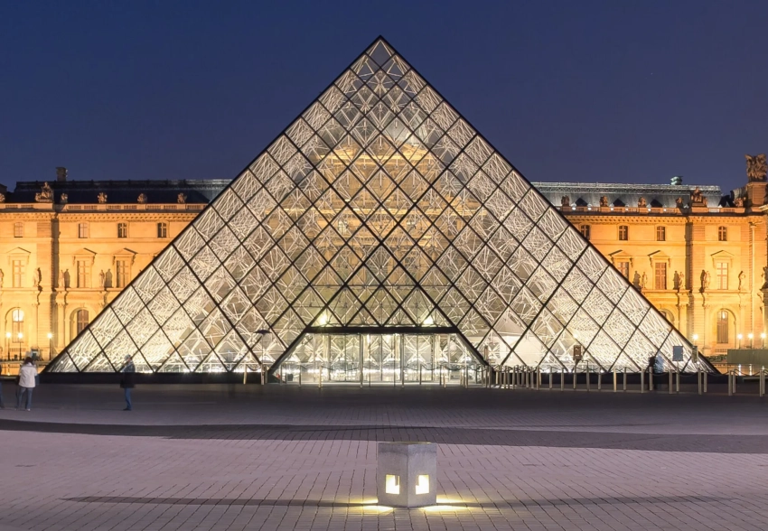 "Наваи всё пытается свою даму впечатлить". Как в сети шутят про ограбление Лувра