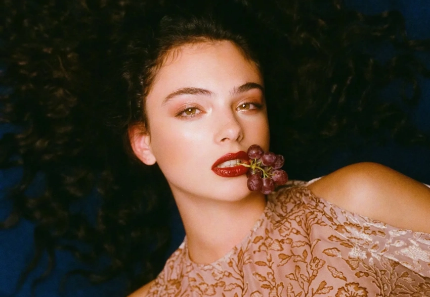 Дочь Моники Беллуччи и Венсана Касселя снялась в кружеве для обложки глянца