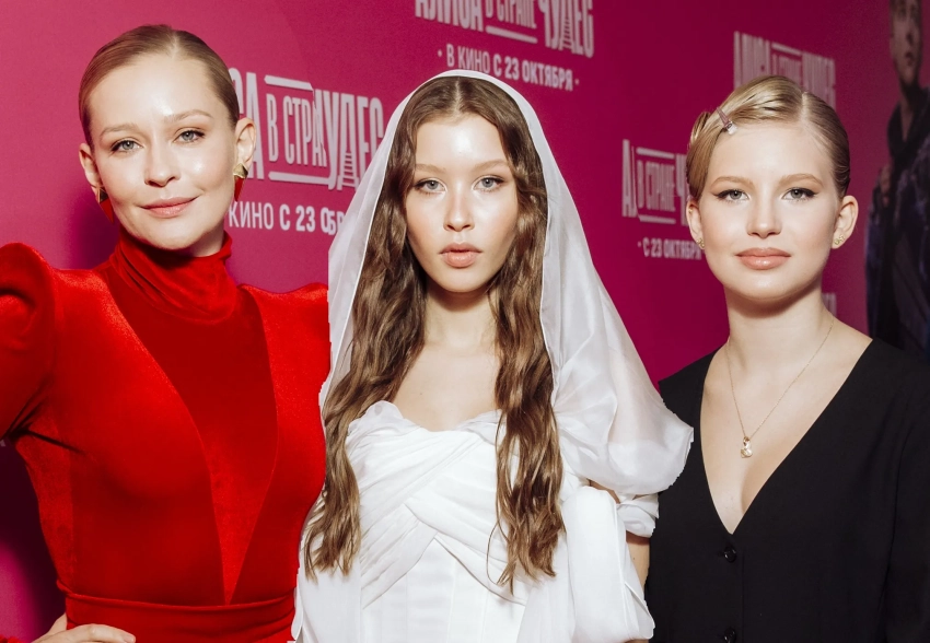 Анна Пересильд, Паулина Андреева, Надежда Михалкова, Тина Канделаки, Ирина Горбачёва и Светлана Бондарчук на премьере "Алисы в Стране чудес"