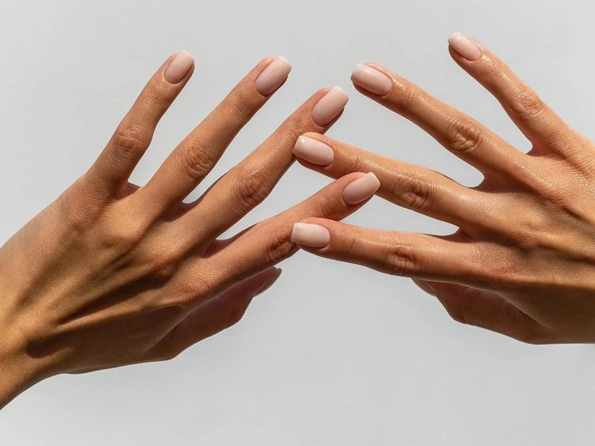 Вытянут линии: 5 холодных оттенков лака для ногтей, которые визуально удлиняют пальцы